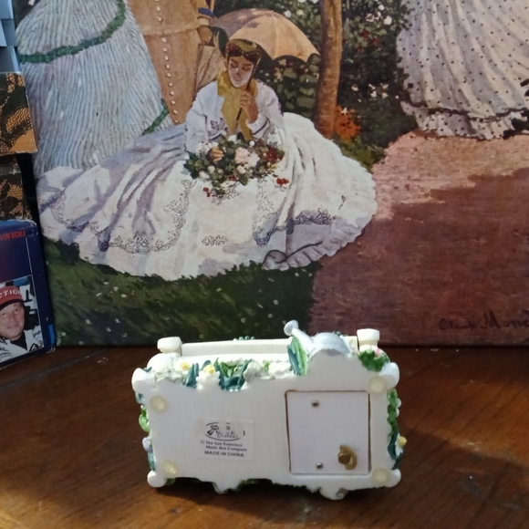 San Francisco Music Co.Bench Music Box &Tyndale- Ceramic Heavy Basket Vintages. - Picture 8 of 16